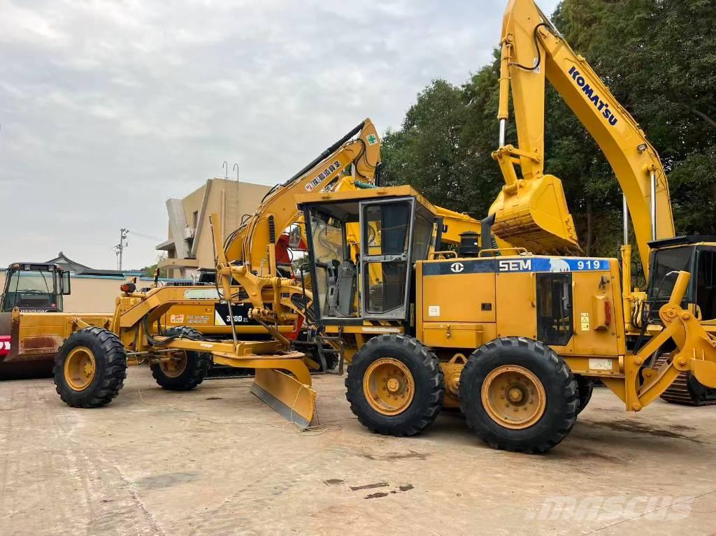 SEM 919 معدات تمهيد الطرق