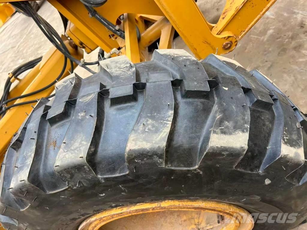 SEM 919 معدات تمهيد الطرق