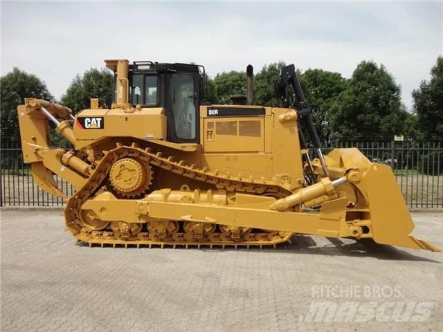CAT D 8 R بلدوزرات مجنزرة