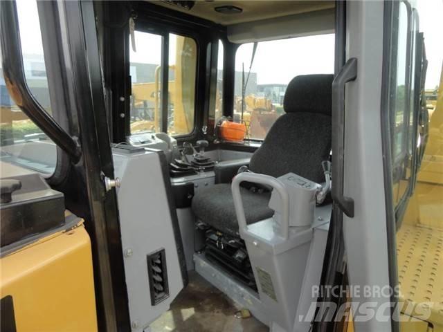 CAT D 8 R بلدوزرات مجنزرة