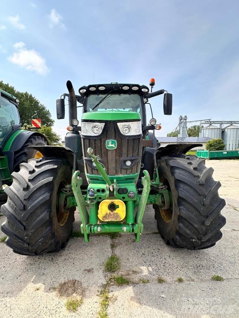 John Deere 6215R الجرارات