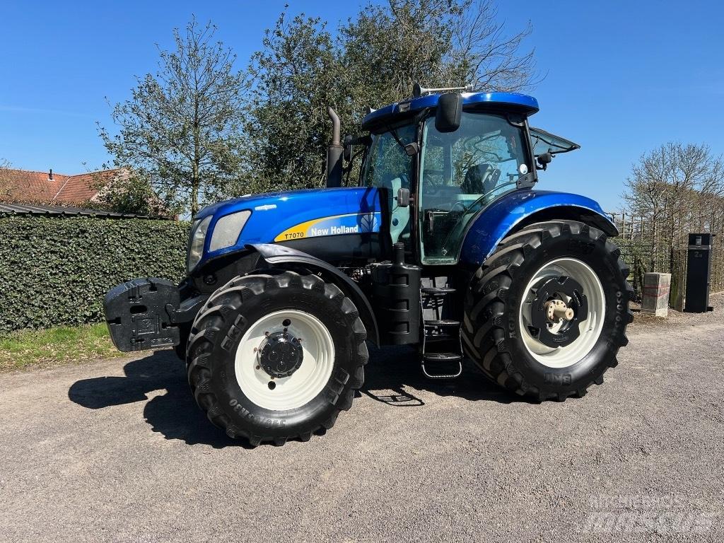 New Holland T 7070 الجرارات