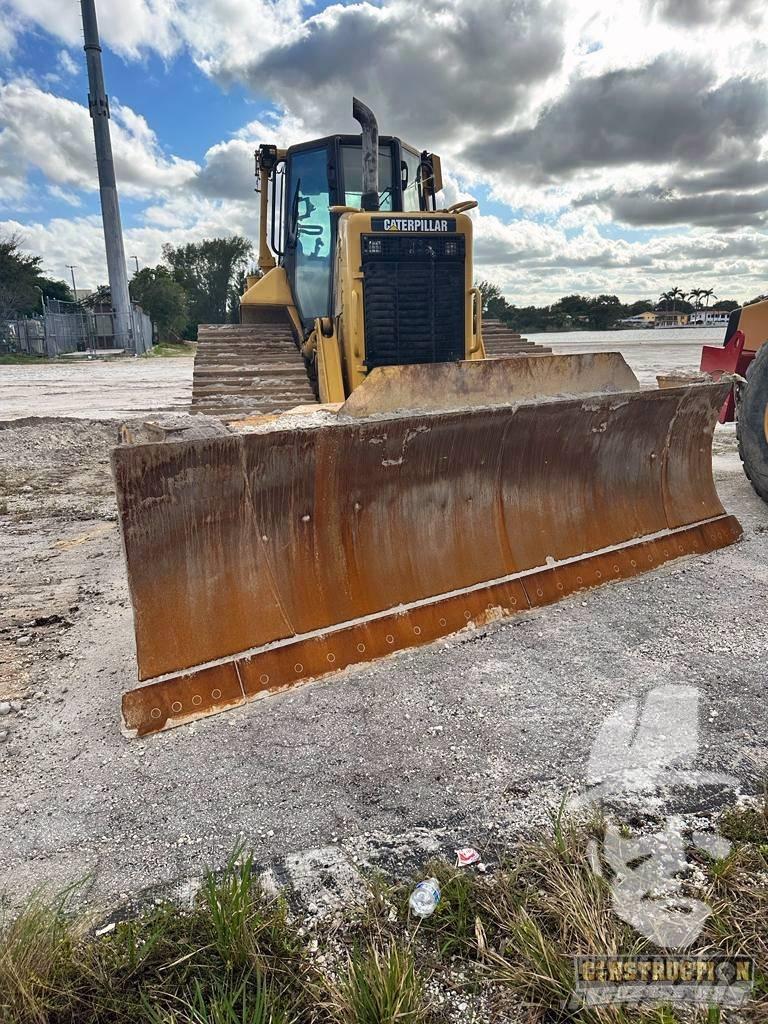 CAT D 6 N بلدوزرات مجنزرة