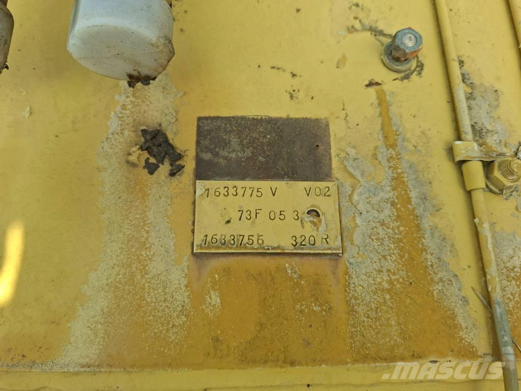CAT 320 C L حفارات زحافة