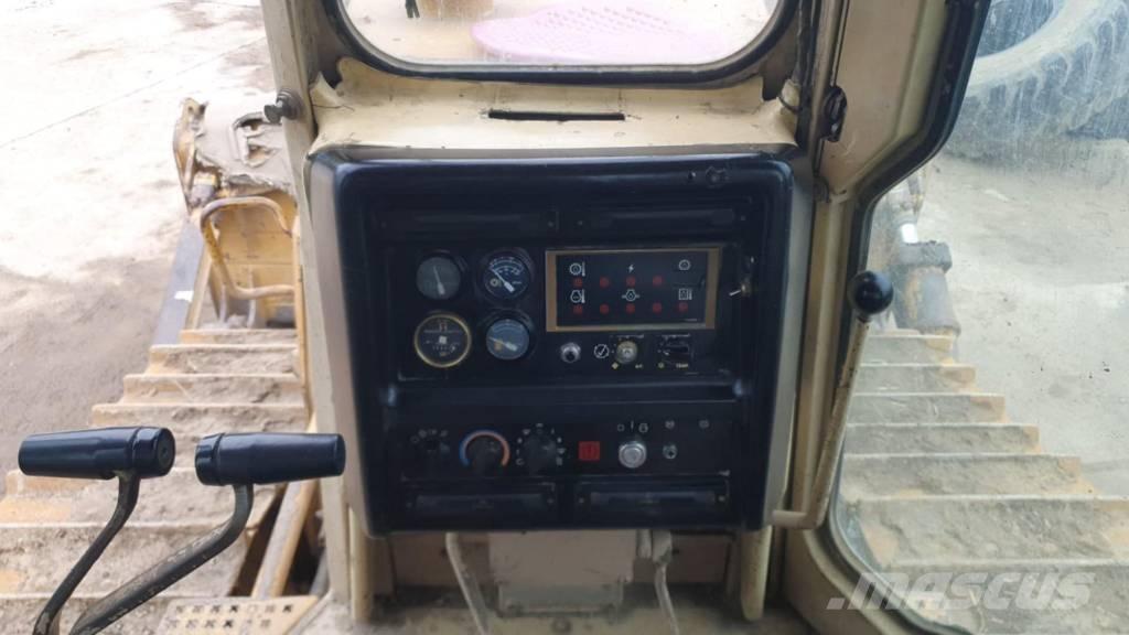 CAT D 6 M XL بلدوزرات مجنزرة