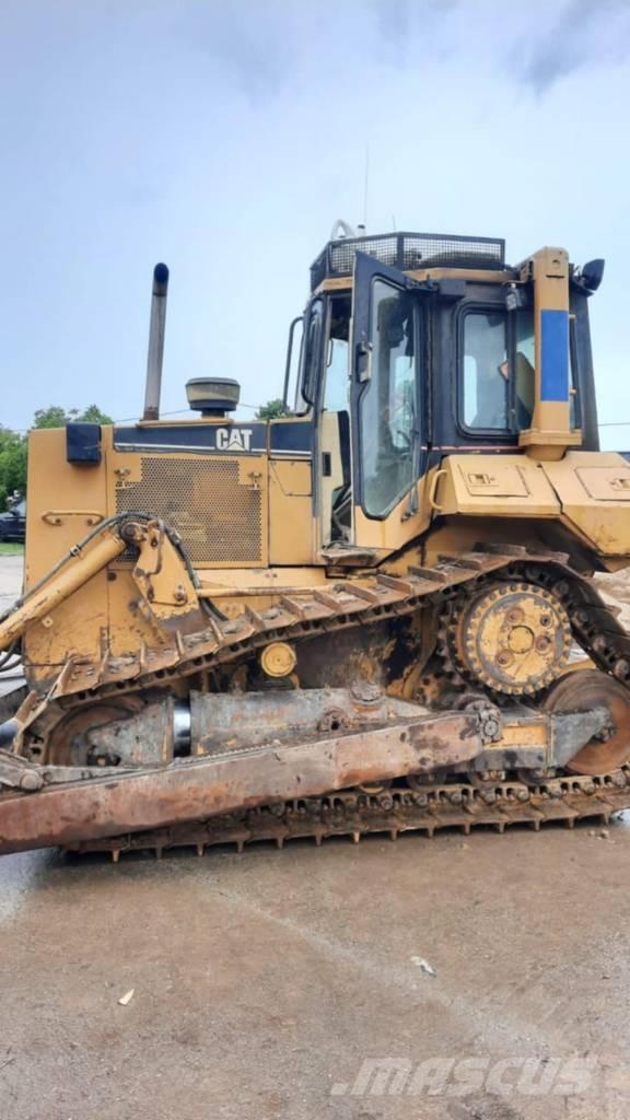 CAT D 6 M XL بلدوزرات مجنزرة