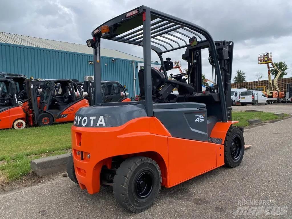 Toyota 8FBMT45 شاحنات ذات رافعات شوكية تعمل بالكهرباء