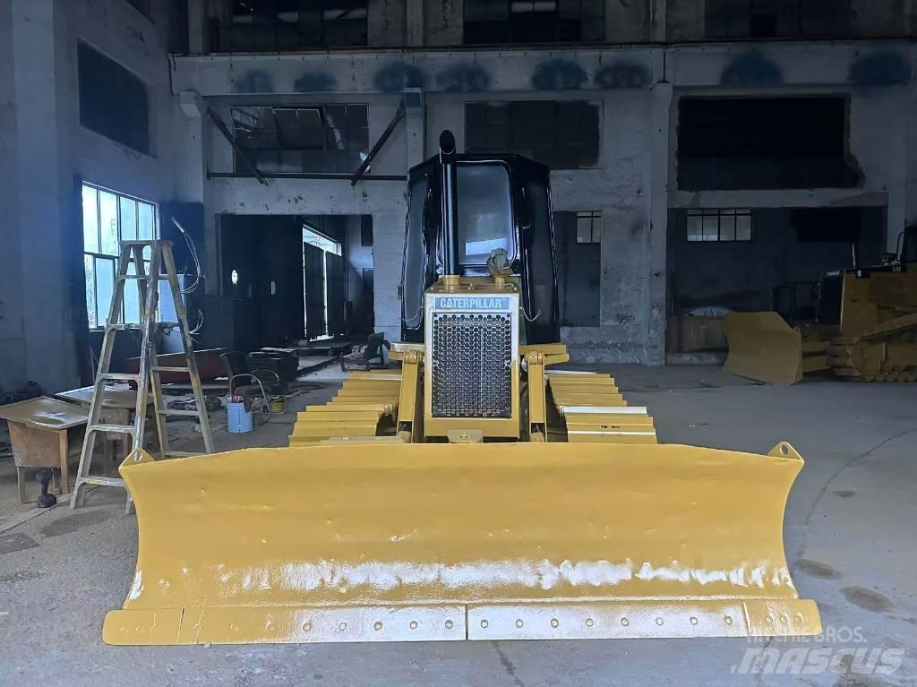 CAT D 4 C بلدوزرات مجنزرة