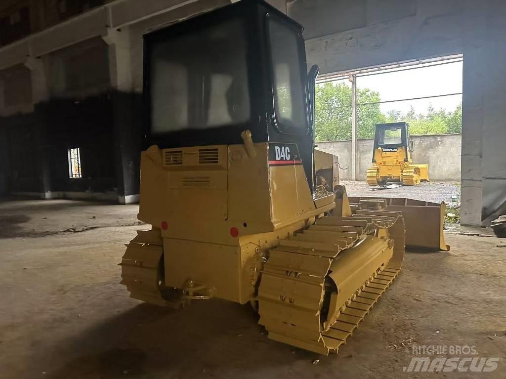 CAT D 4 C بلدوزرات مجنزرة