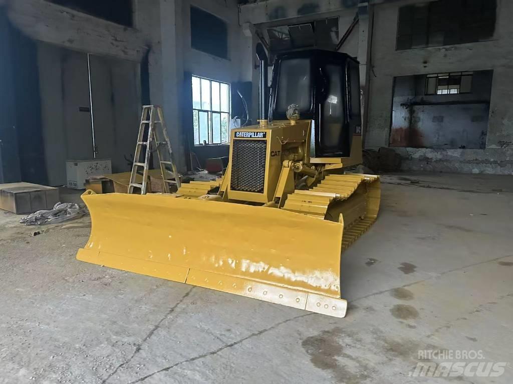 CAT D 4 C بلدوزرات مجنزرة