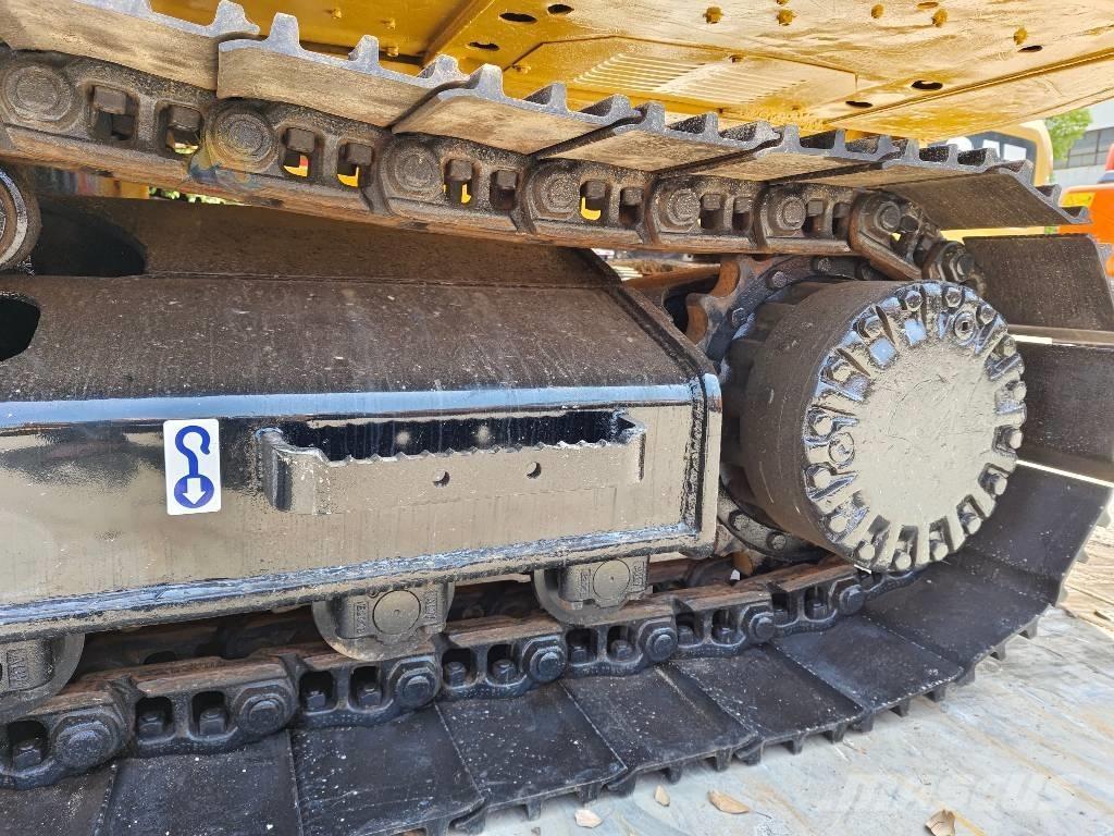 CAT 320 D حفارات زحافة