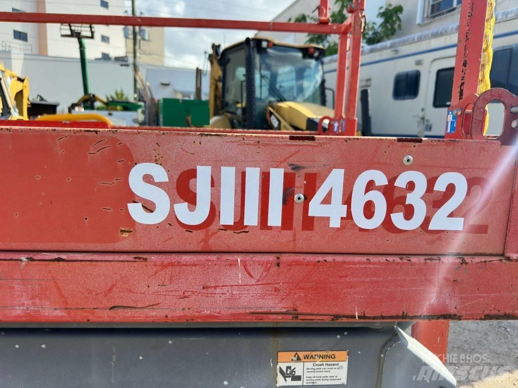 JLG 32 Lift رافعات مقصية الشكل