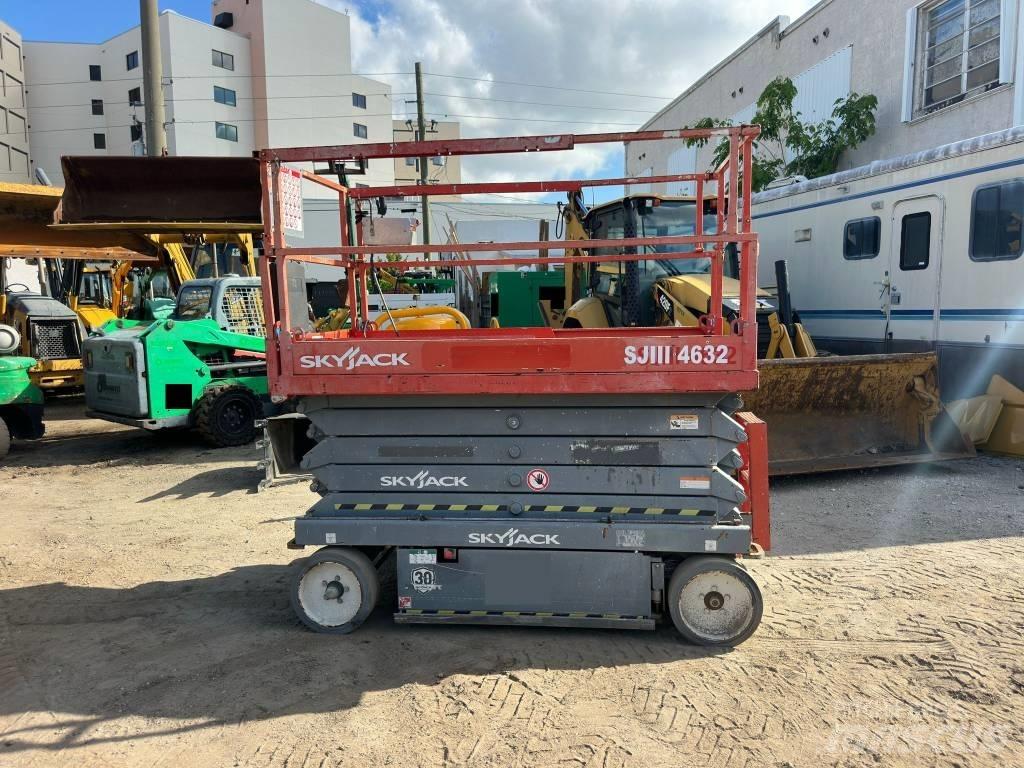JLG 32 Lift رافعات مقصية الشكل