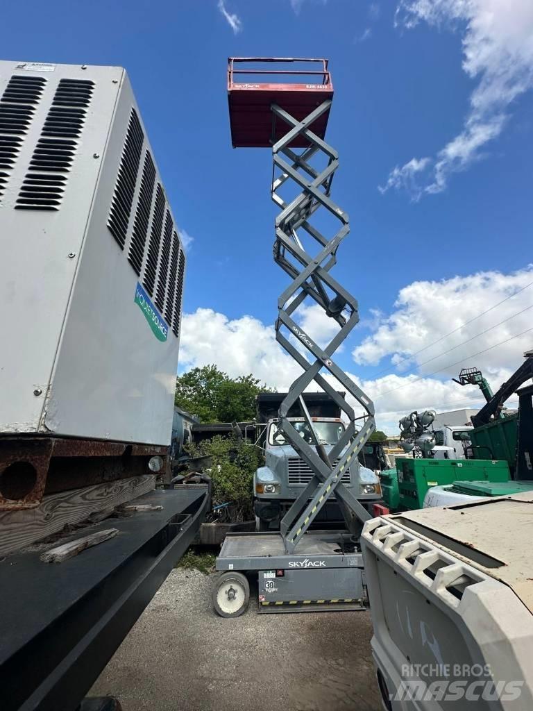 JLG 32 Lift رافعات مقصية الشكل