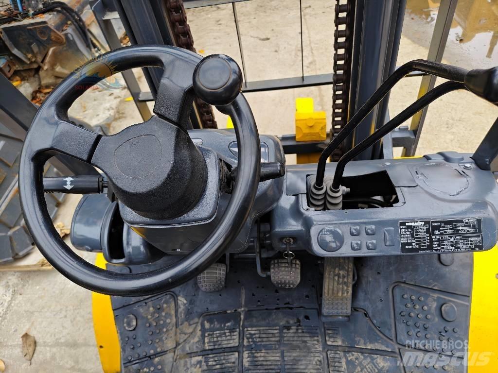 Komatsu FD 30 T-17 شاحنات الديزل