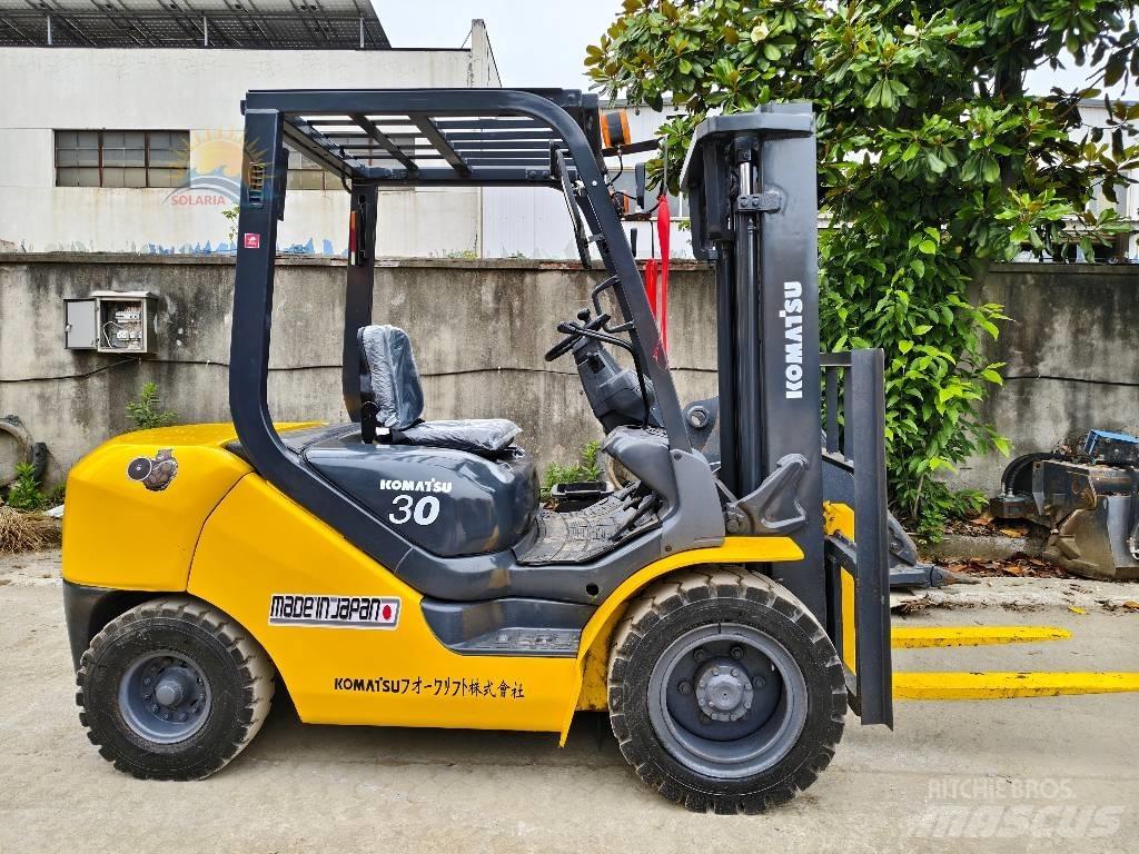 Komatsu FD 30 T-17 شاحنات الديزل