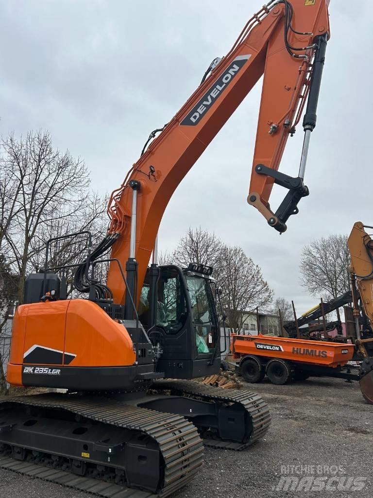 Develon DX 235 LCR-7 حفارات زحافة