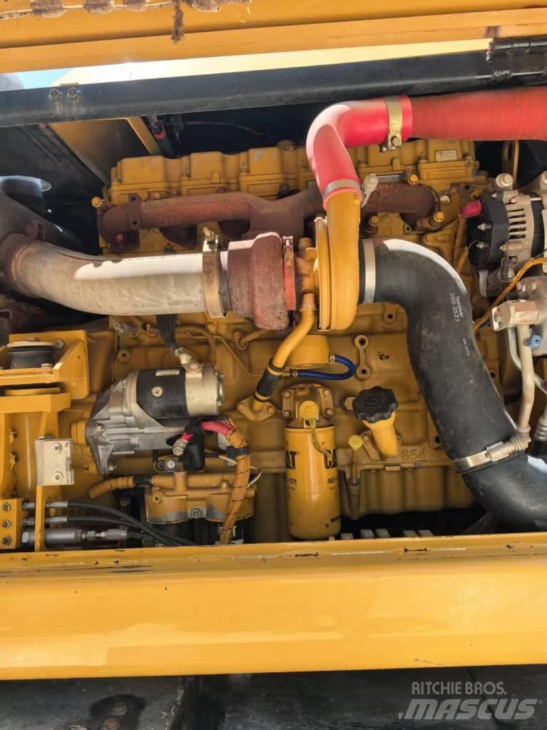 CAT M 320 حفارات بعجل