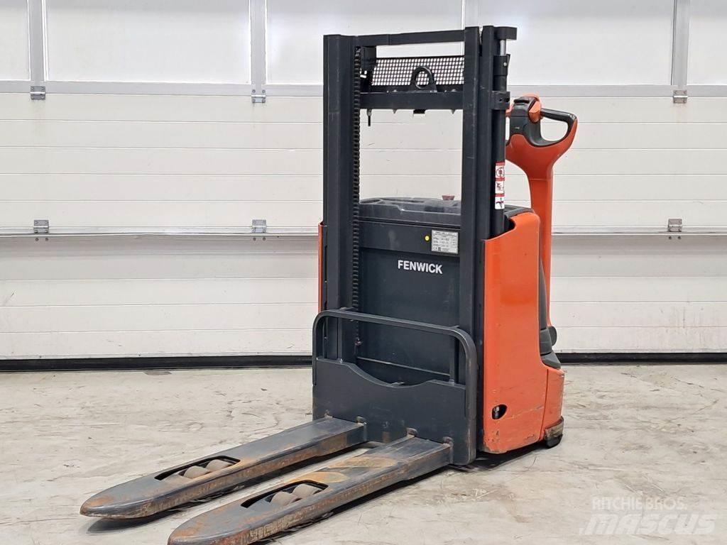 Linde L10 معدات التكديس الجوالة