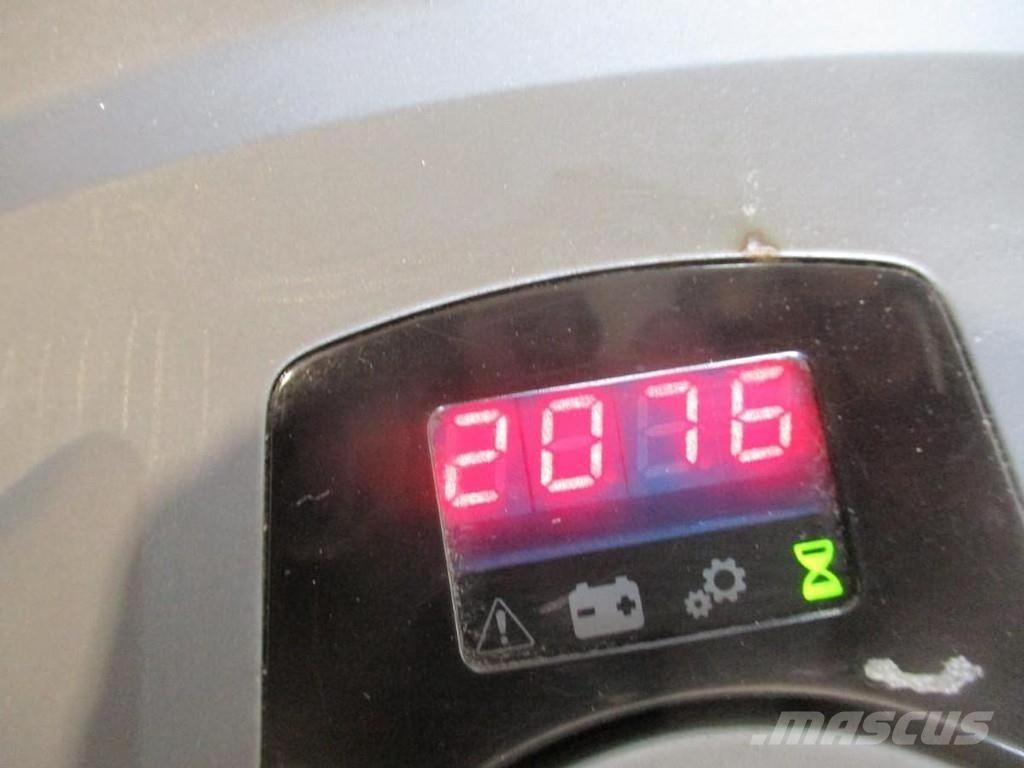 Toyota LPE200 رافعة منخفضة المستوى ذات منصة