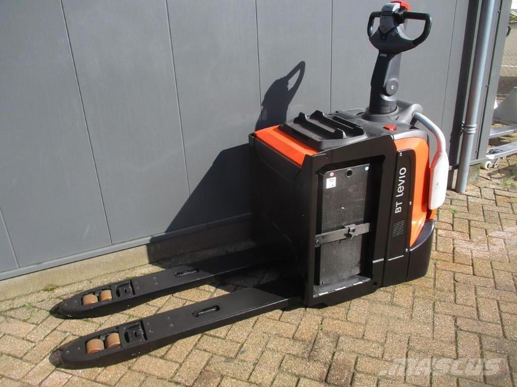 Toyota LPE200 رافعة منخفضة المستوى ذات منصة