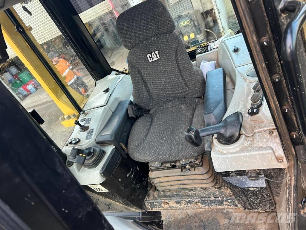 CAT D 6 N LGP بلدوزرات مجنزرة