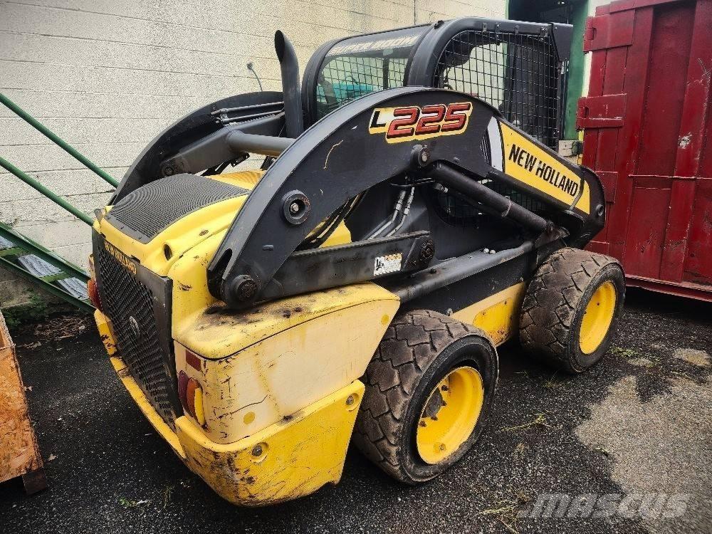 New Holland 225L لوادر انزلاقية التوجيه