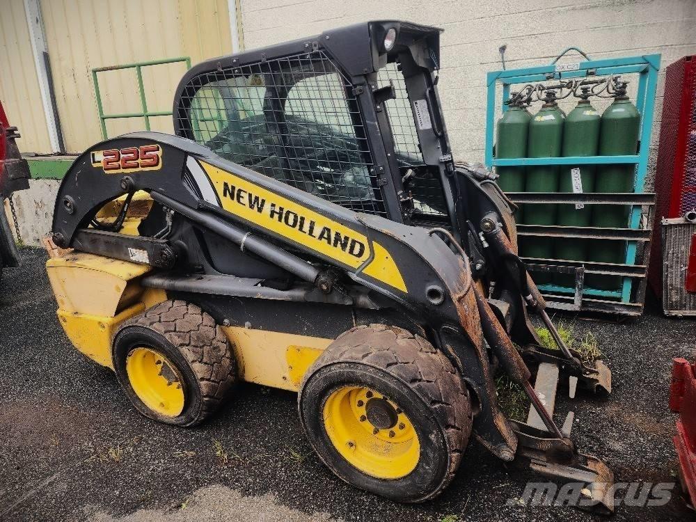 New Holland 225L لوادر انزلاقية التوجيه