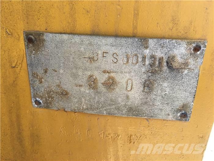 CAT 320 B حفارات زحافة