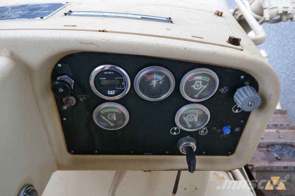 CAT D7G Ex-army بلدوزرات مجنزرة