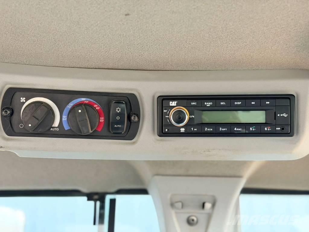 CAT 930M لوادر بعجل