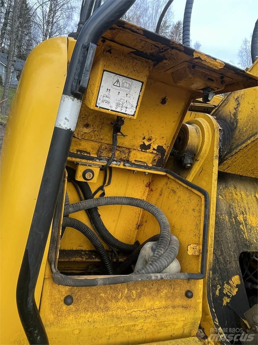 JCB JS 200 LC حفارات زحافة