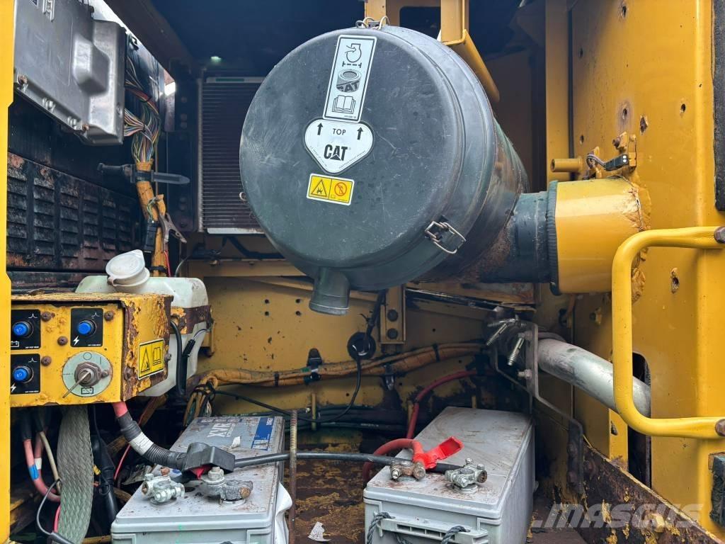 CAT 330 D L حفارات زحافة