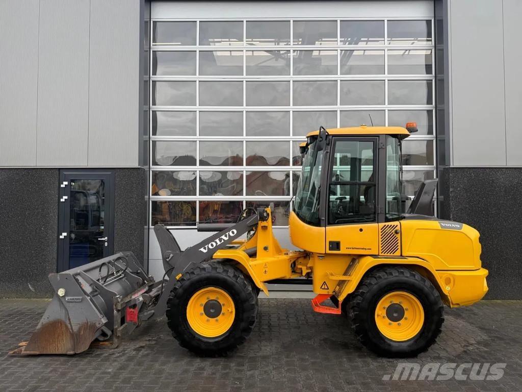 Volvo L30G لوادر بعجل