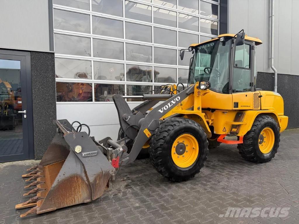 Volvo L30G لوادر بعجل