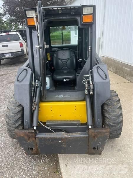 New Holland L 170 لوادر انزلاقية التوجيه