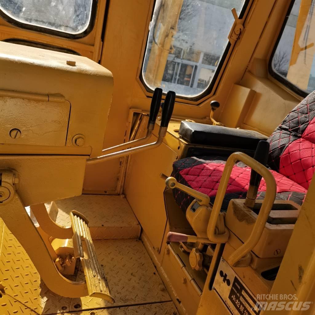 Komatsu D 85 بلدوزرات مجنزرة