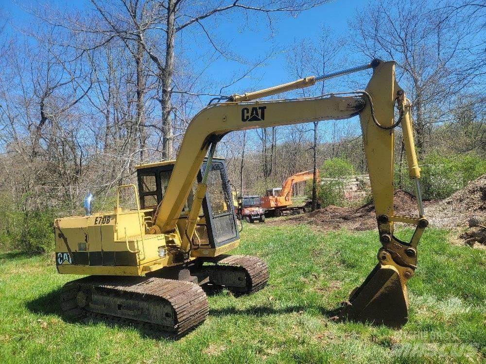 CAT E 70 B حفارات زحافة