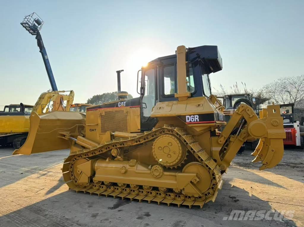 CAT D 6 R بلدوزرات مجنزرة