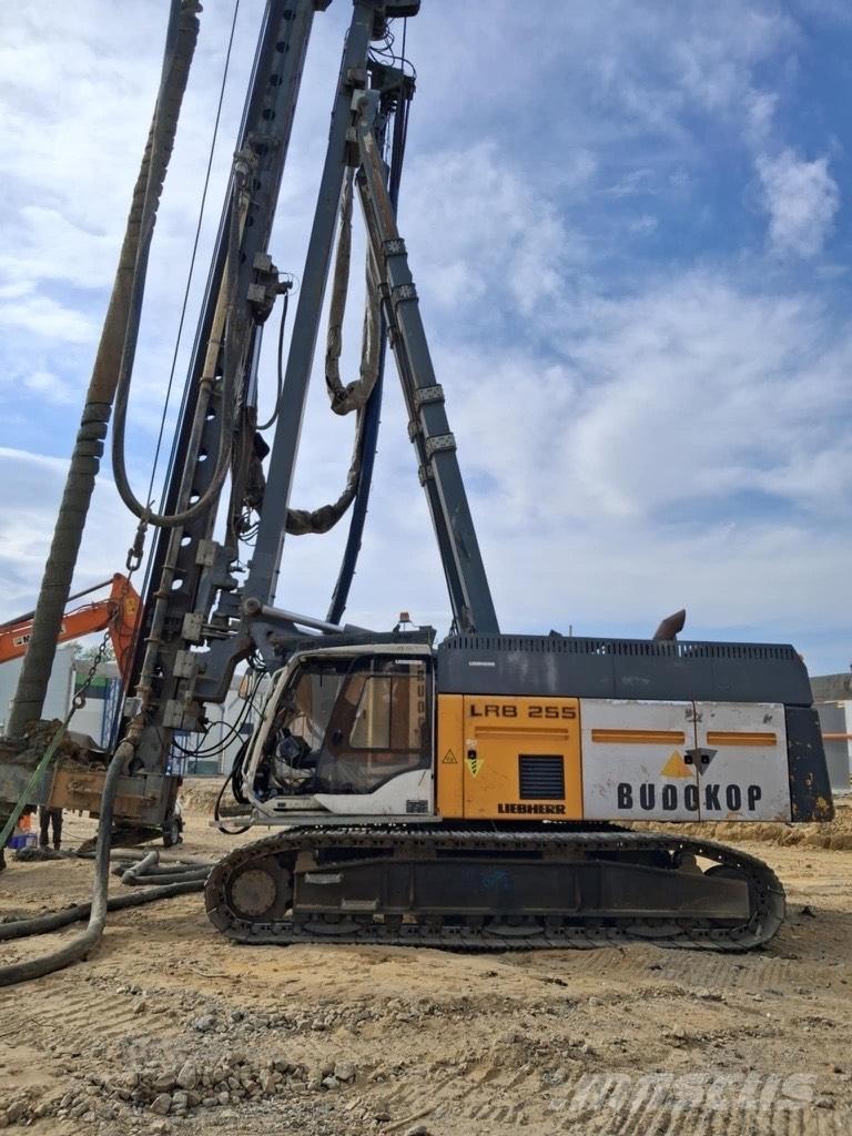 Liebherr LRB255 منصات دق خوازيق