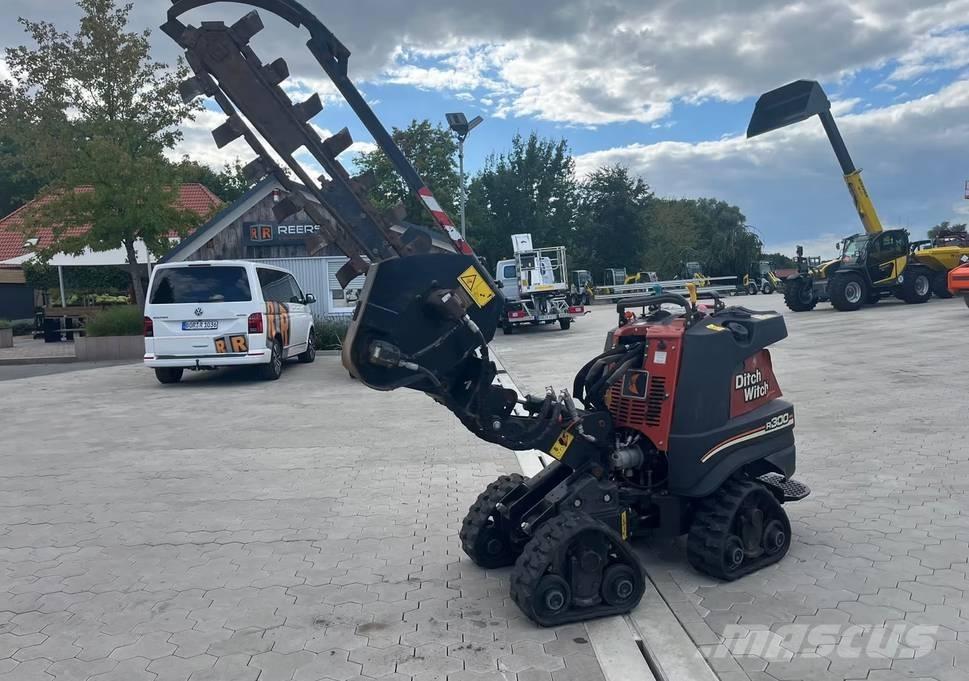 Ditch Witch R300 عربات نقل قلابة مجنزرة