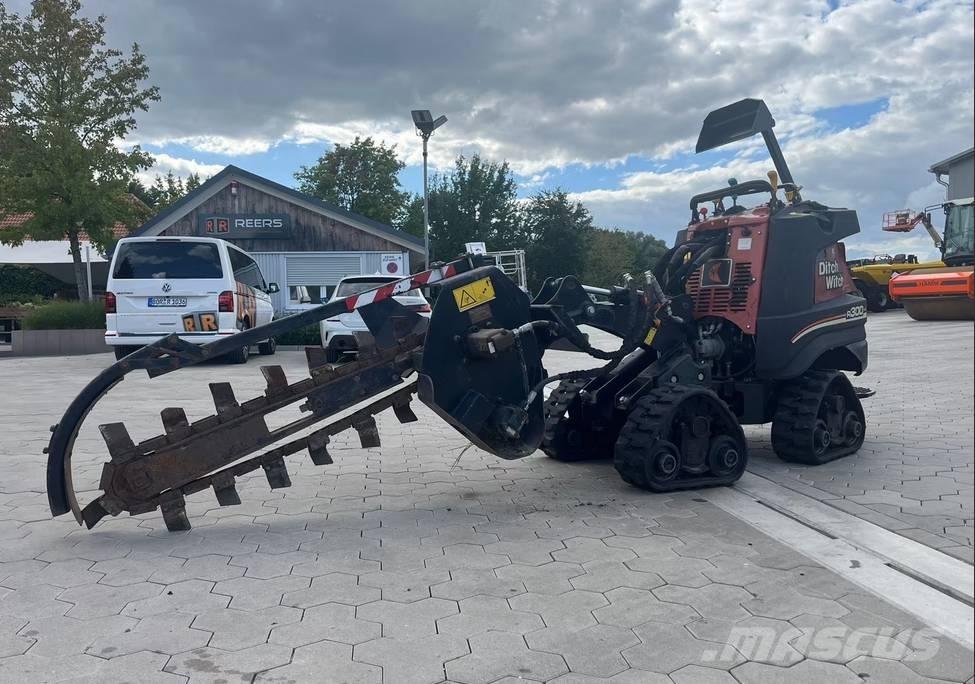 Ditch Witch R300 عربات نقل قلابة مجنزرة