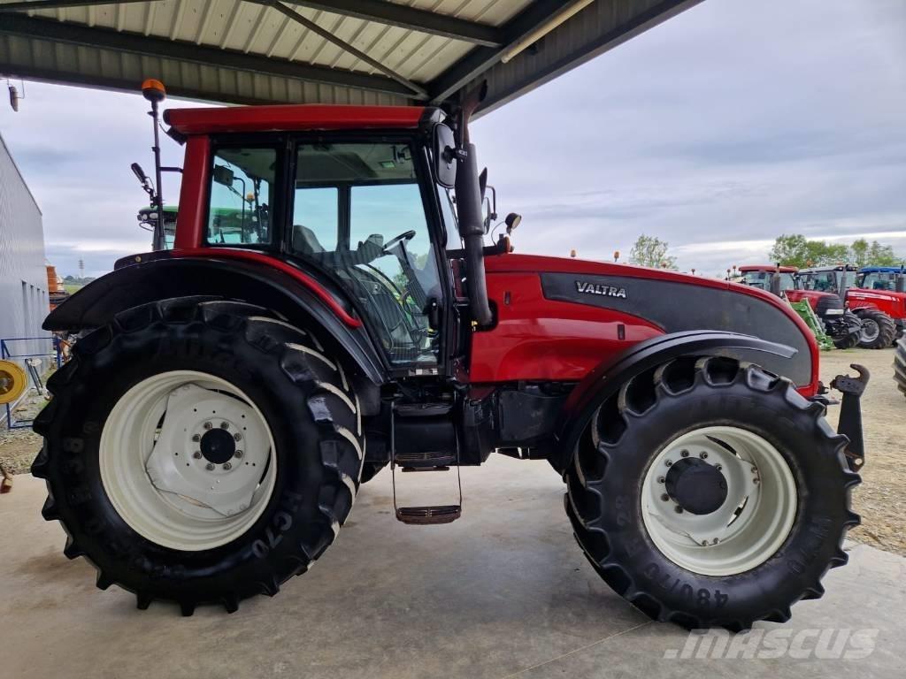 Valtra T 171 الجرارات