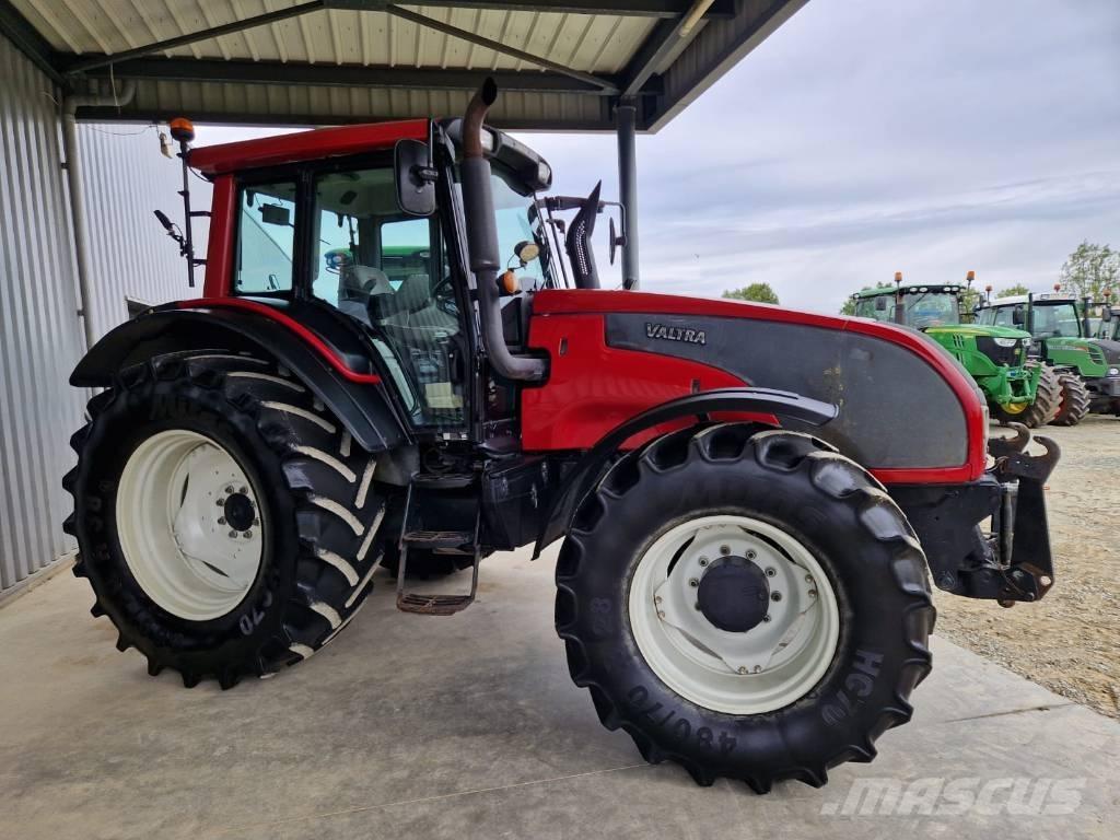 Valtra T 171 الجرارات