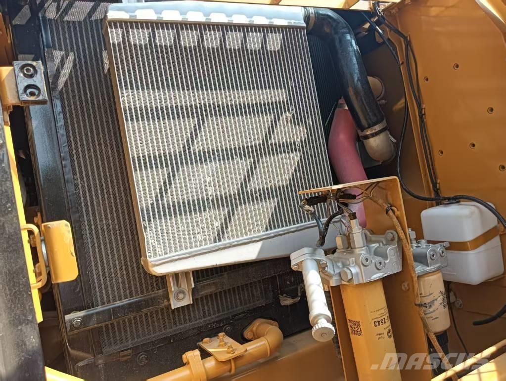 CAT 330 D حفارات زحافة