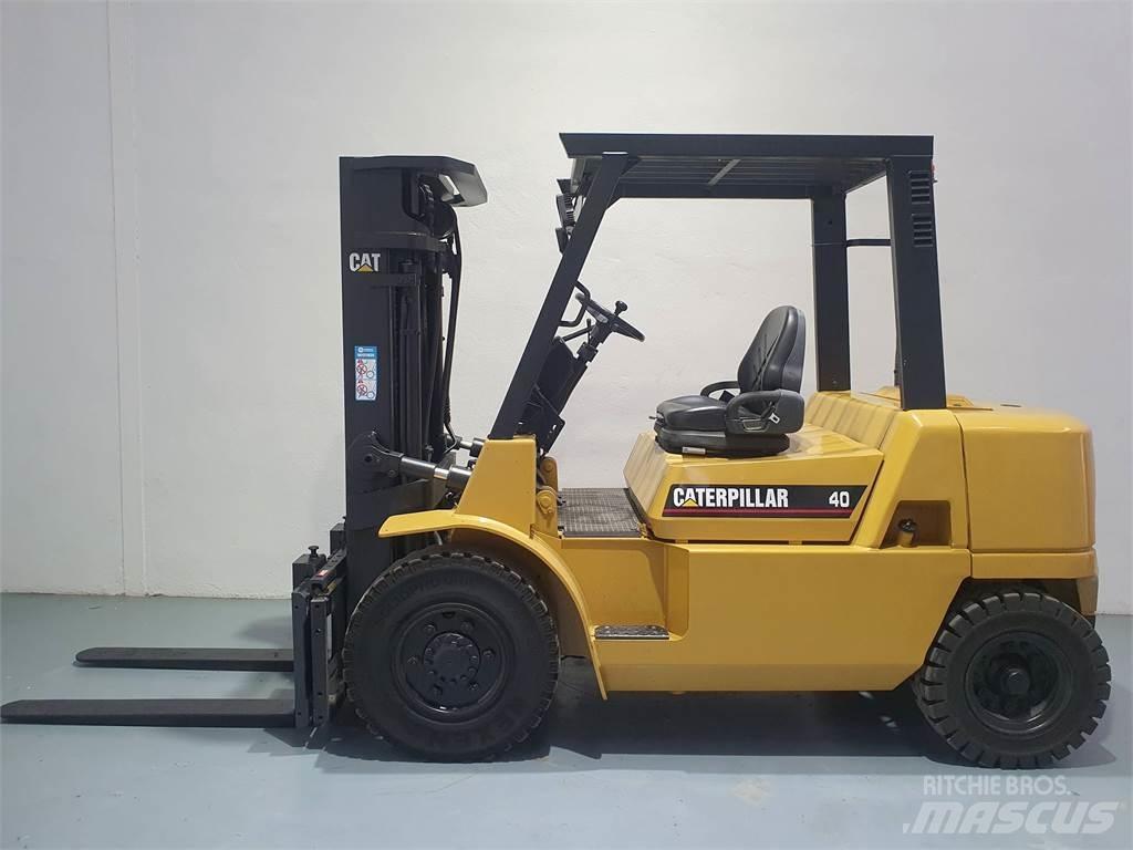 CAT DP40K MC شاحنات الديزل