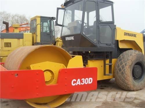 Dynapack CA 301 D مداحل أحادية الأسطوانة