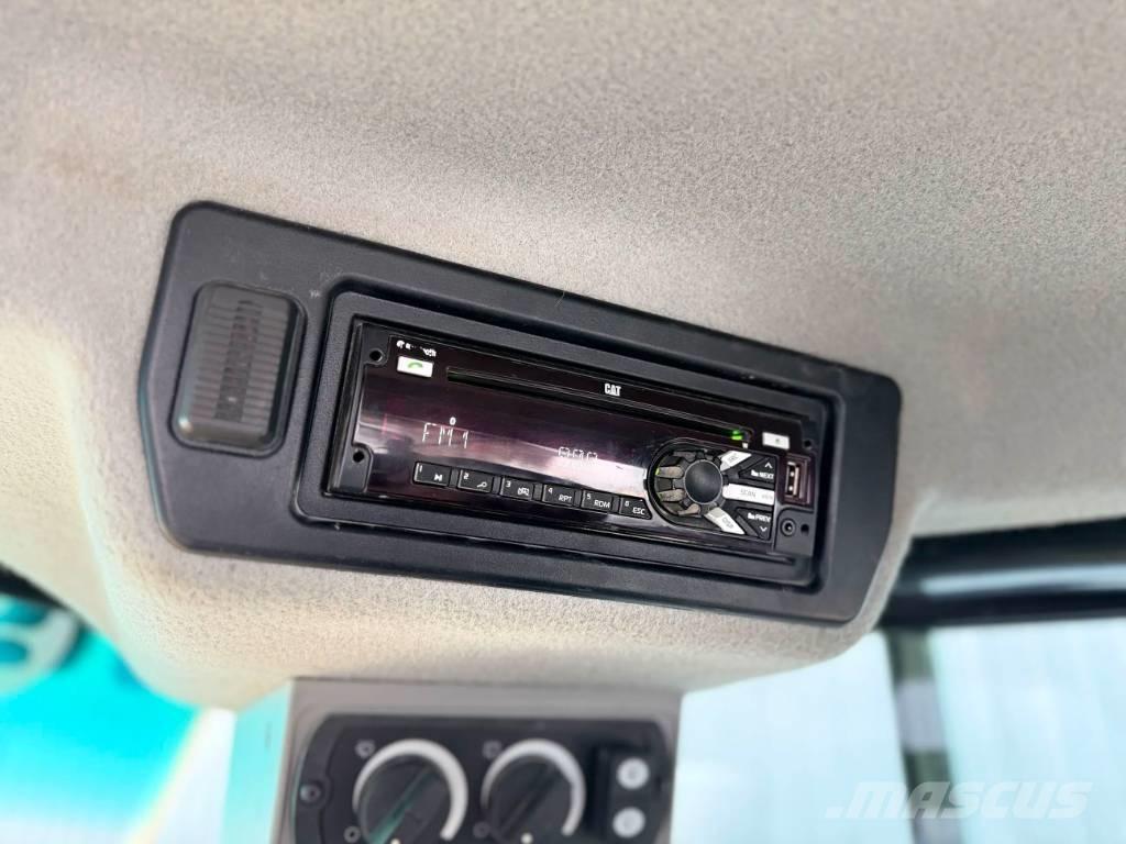 CAT 972M لوادر بعجل