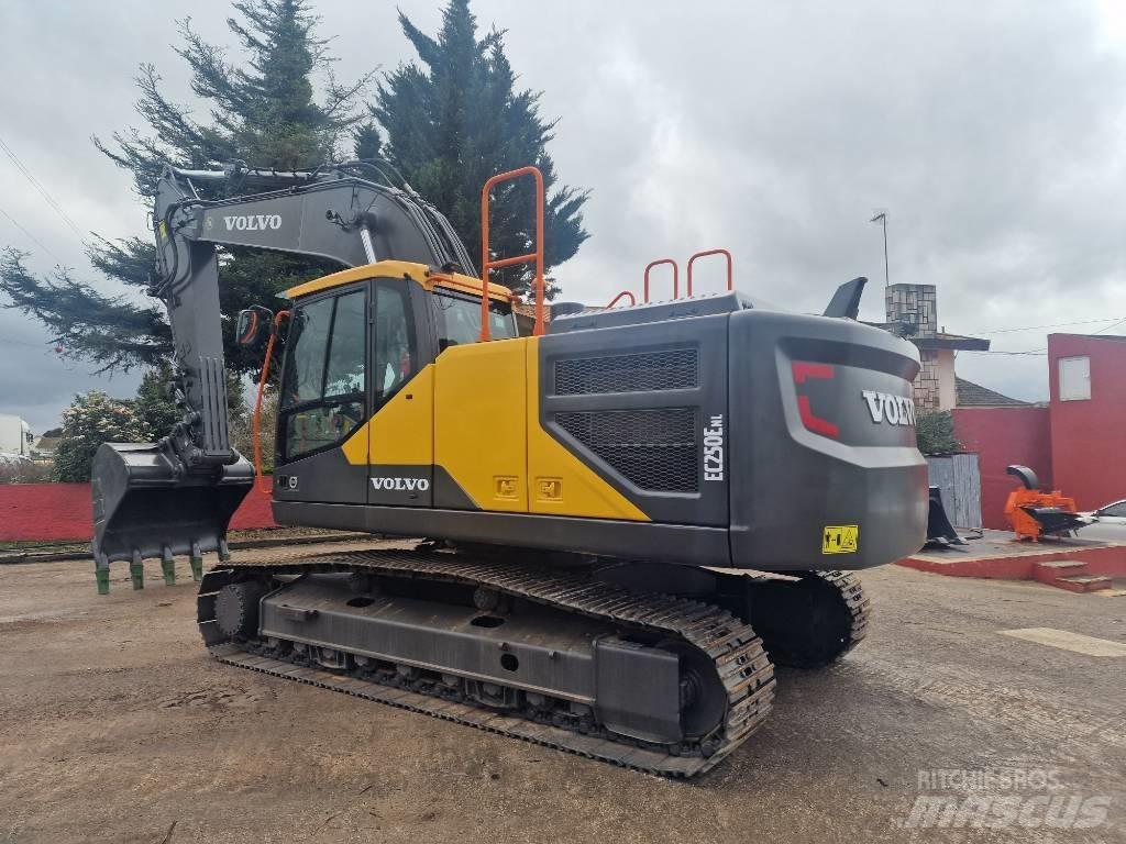 Volvo EC 250 ELN حفارات زحافة