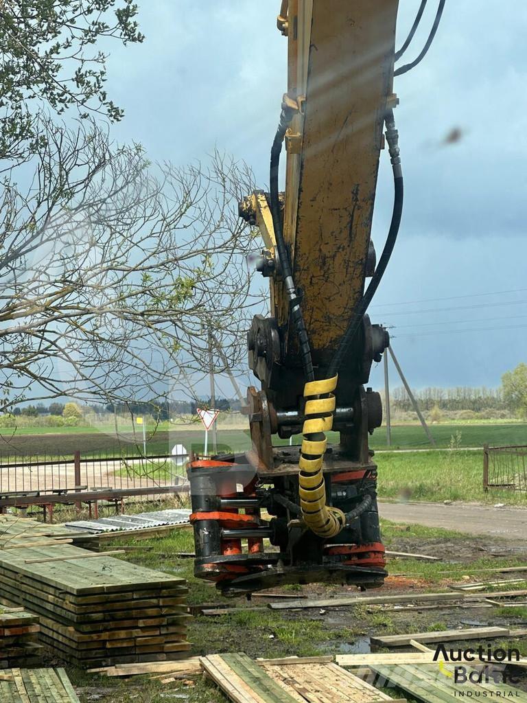 New Holland E 145 حفارات زحافة